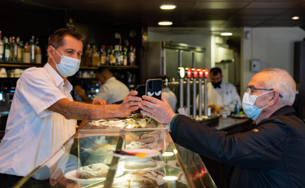 ¿Debo presentar el pasaporte covid en una terraza? ¿Y en un centro